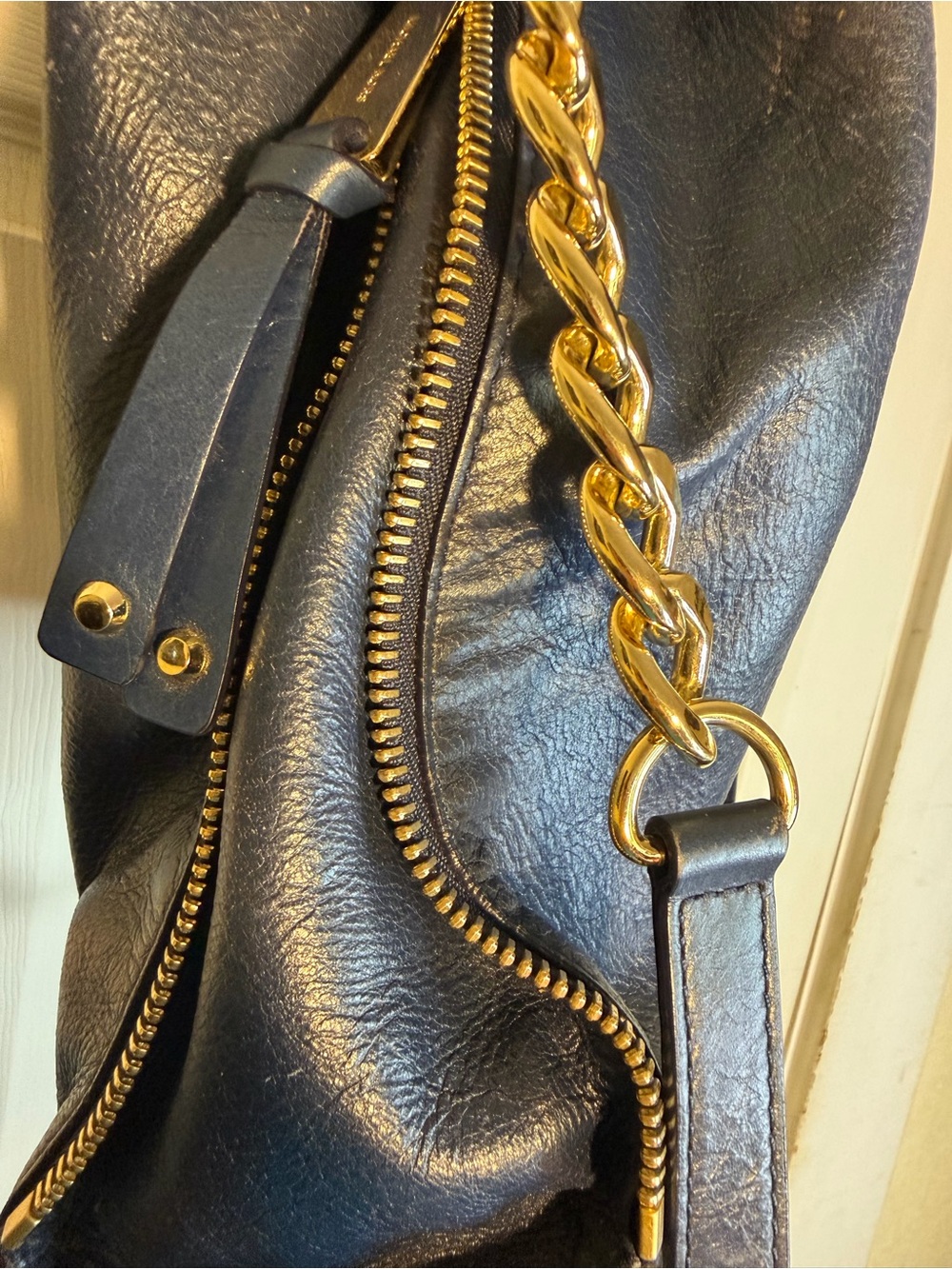 Michael Kors Navy Leather Shoulder Bag with Gold Chain Straps - Picture 4 of 12